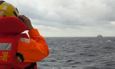 Un guardacostas de Taiwán monitoreando una embarcación. (Imagen de diciembre de 2024) Imagen: TAIWAN COAST GUARD/AFP