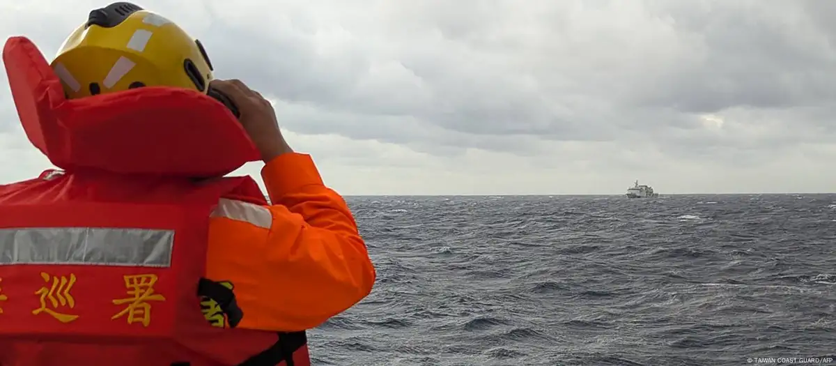 Un guardacostas de Taiwán monitoreando una embarcación. (Imagen de diciembre de 2024) Imagen: TAIWAN COAST GUARD/AFP