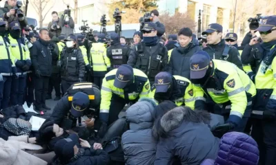 La Policía de Seúl amplió su presencia ante el domicilio del presidente Yoon Suk-yeol, donde se congregaron numerosos seguidores. Imagen: Ahn Young-joon/AP/picture alliance