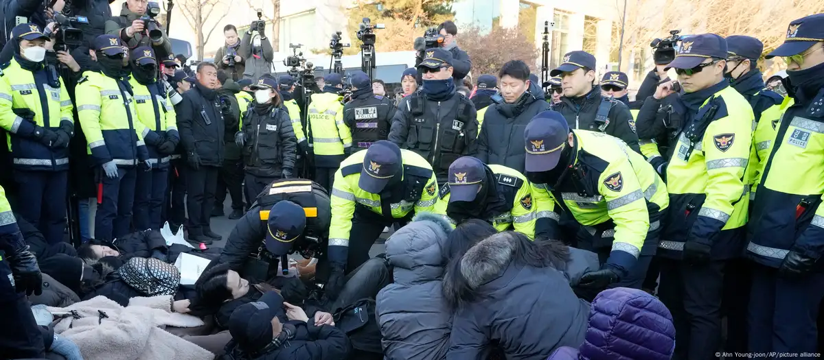 La Policía de Seúl amplió su presencia ante el domicilio del presidente Yoon Suk-yeol, donde se congregaron numerosos seguidores. Imagen: Ahn Young-joon/AP/picture alliance