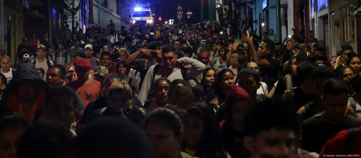 La primera caravana de migrantes de 2025 partió del sur de México, cerca de la frontera con Guatemala. Imagen: Damian Sanchez/DW