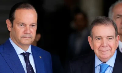 Javier Martínez Acha, canciller de Venezuela, junto a Edmundo González Urrutia. Imagen: Arnulfo Franco/AFP/Getty Images