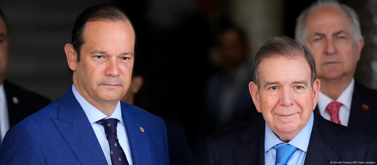 Javier Martínez Acha, canciller de Venezuela, junto a Edmundo González Urrutia. Imagen: Arnulfo Franco/AFP/Getty Images