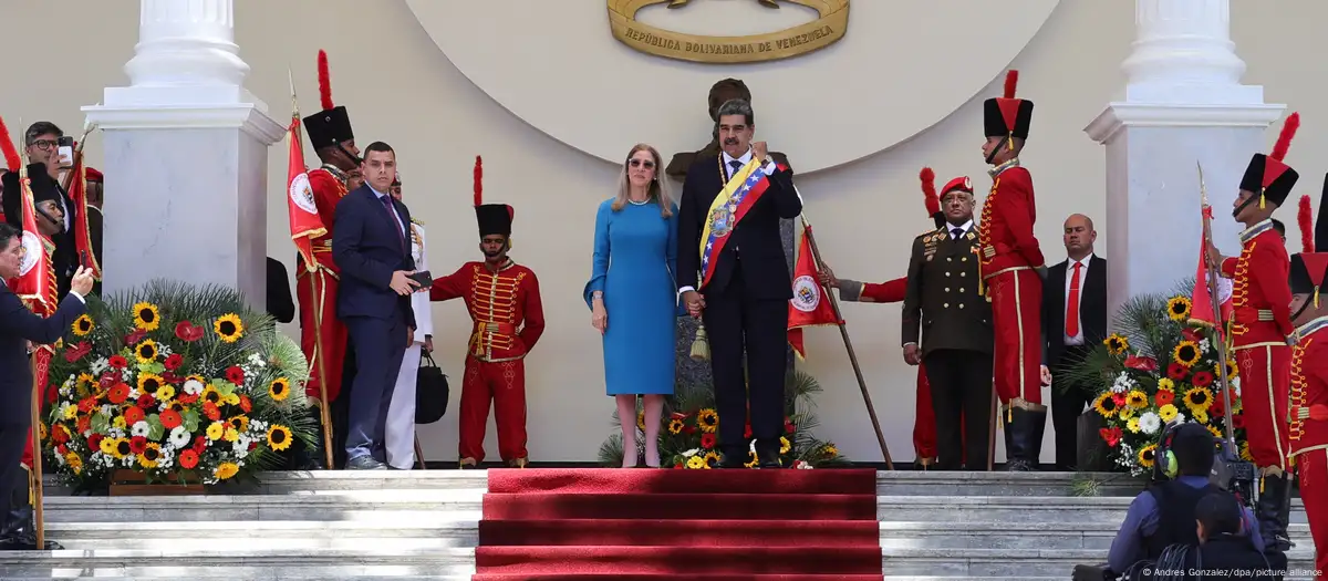 Nicolas Maduro se juramento como presidente de Venezuela por tercer periodo consecutivo, en medio del aislamiento diplomático y denuncias de fraude electoral. Imagen: Andres Gonzalez/dpa/picture alliance