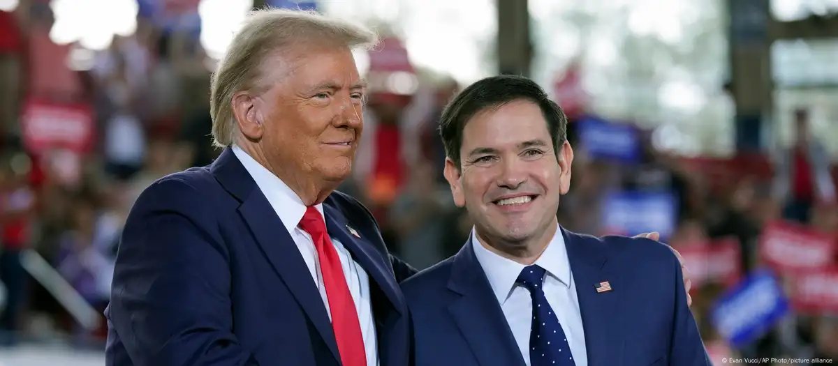 Donald Trump con Marco Rubio, un secretario de Estado de origen cubano y con numerosos lazos con diversos países en América Latina. Imagen: Evan Vucci/AP Photo/picture alliance