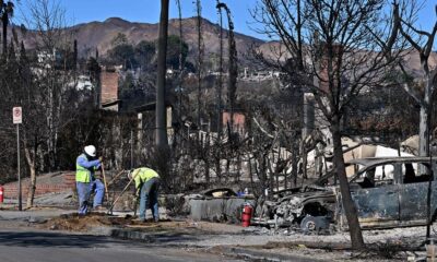 Una cuadrilla trabaja para cortar las conexiones de gas de las viviendas arrasadas por el incendio de Palisades, en el que lujoso barrio de Pacific Palisades, de Los Ángeles. Foto: DW