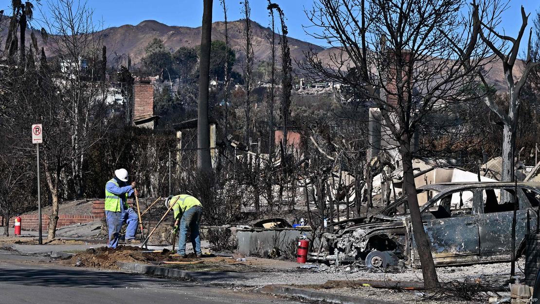 Una cuadrilla trabaja para cortar las conexiones de gas de las viviendas arrasadas por el incendio de Palisades, en el que lujoso barrio de Pacific Palisades, de Los Ángeles. Foto: DW