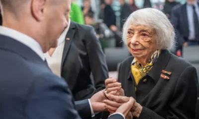 El canciller Scholz recibe a Friedländer, superviviente del Holocausto, en ceremonia por el 80º aniversario de la liberación de Auschwitz. Imagen: picture alliance/dpa