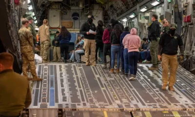 Agentes del Servicio de Aduanas y Protección Fronteriza de Estados Unidos guían a migrantes esposados y encadenados por los pies, al interior de avión de transporte de la Fuerza Aérea, en Tucson, Arizona. Los vuelos de expulsión se realizaron por orden del presidente Donald Trump y es la primera vez que se utilizan aviones militares para vuelos de deportación. Imagen: Sra Devlin Bishop/U.S Air/Planet Pix/ZUMA Press Wire/picture alliance