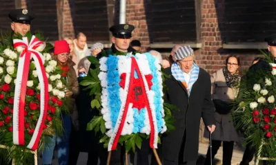 Sobrevivientes asisten a una ceremonia en el "muro de la muerte" durante el 80 aniversario de la liberación del campo de concentración de Auschwitz-Birkenau, en Oswiecim, Polonia (27.01.2025) Imagen: Aleksandra Szmigiel/DW