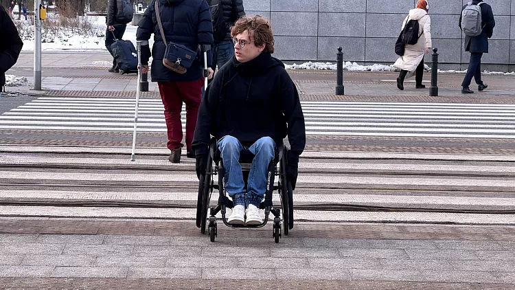 Kamil Otowski, doble campeón paralímpico, en un paso de peatones en el centro de Varsovia, el 13 de enero de 2025. Foto: Euro News.