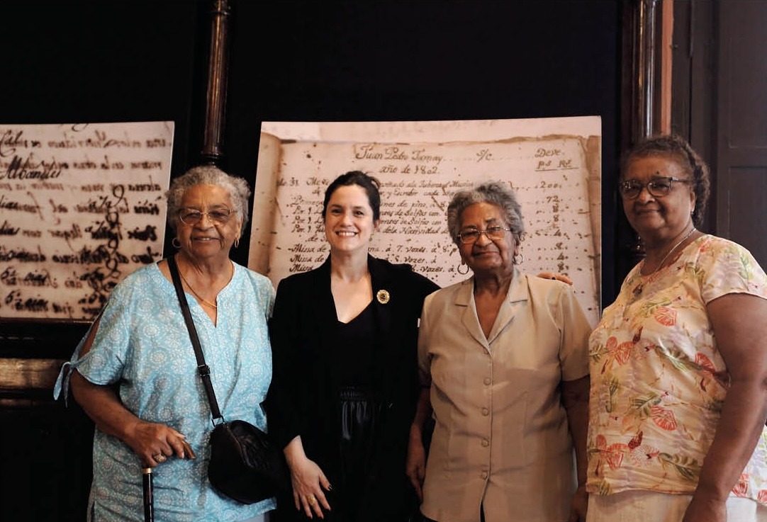 Personas de la comunidad afrodescendiente con la ministra de Cultura, Adriana Ortiz. Cortesía