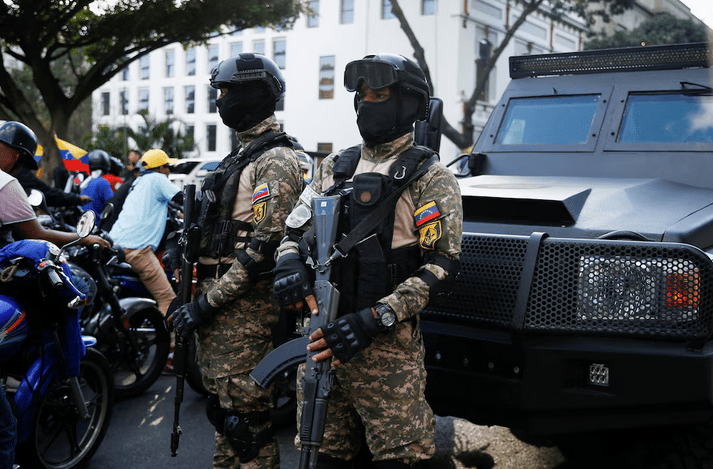 Militares en calle de Venezuela. Foto: Infobae.