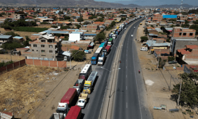 Camioneros hacen cola para llenar sus tanques con diésel en Cochabamba, Bolivia, el lunes 11 de noviembre de 2024. (AP Foto/Juan Karita)