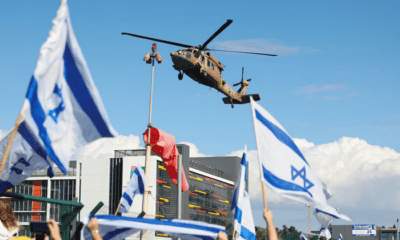 Decenas de israelíes celebran la llegada al país de las rehenes liberadas el sábado en Gaza. Foto: Infobae.