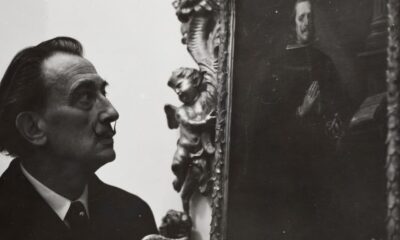 Salvador Dalí contemplando el retrato de Felipe IV (1658-1660) en el monasterio de San Lorenzo de El Escorial, 1964. (Museo Dalí Instagram)