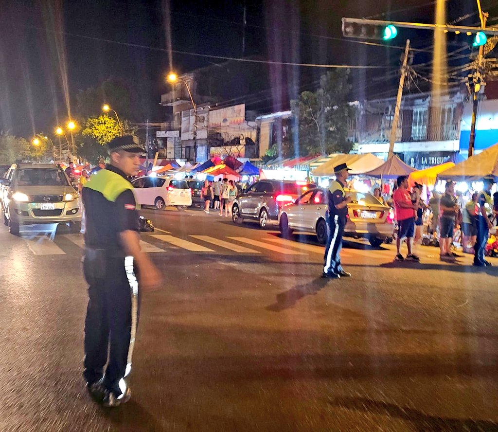 Agentes de la PMT durante el tránsito sobre la avenida. Foto: Tránsito Asu.