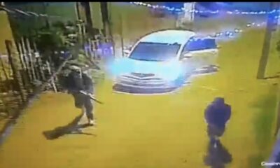 Del vehículo bajaron tres personas con armas de fuego. Foto: Captura de pantalla.