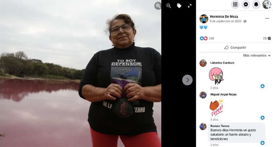 Doña Herminia Valdez posa con la remera estampada con una fotografía de Jorge Saénz en la laguna Cerro contaminadaFuente: Facebook de Doña Herminia Valdez – Posteo del día 5 de septiembre de 2020. 