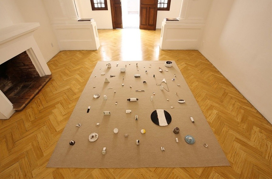 Inés Verdugo, Envoltura, 2016. Objetos, arcilla blanca, alfombra. 240 x 180 cm. Cortesía de la artista