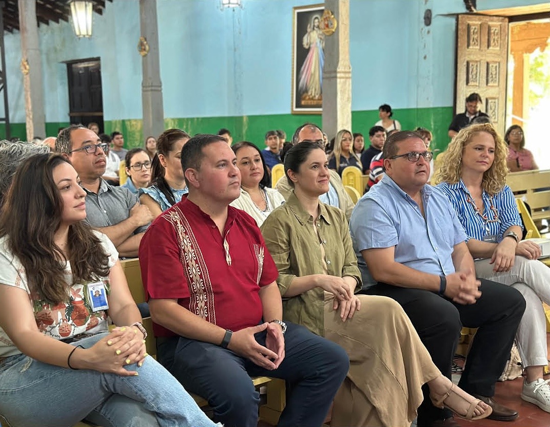 Ministra de Cultura, funcionarios y público durante el acto de presentación del proyecto de restauracion, Santuario Ñandejára Guasu, Piribebuy. Cortesía SNC