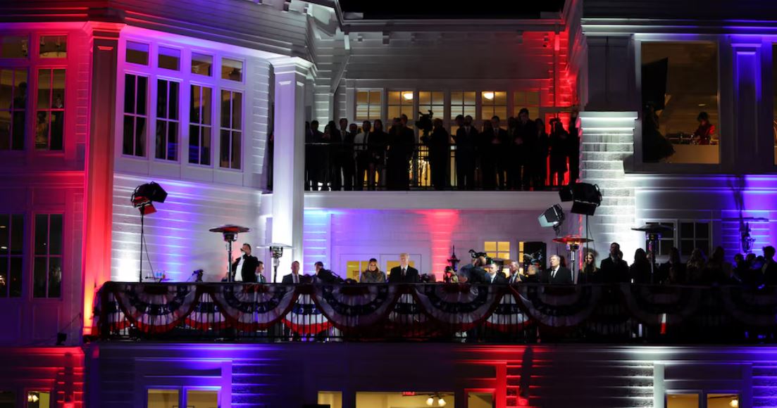 El espectáculo de fuegos artificiales antes de la toma de posesión del presidente electo de EE.UU. Donald Trump, en el Trump National Golf Club Washington DC en Sterling, Virginia. (REUTERS/Daniel Cole)/Infobae.