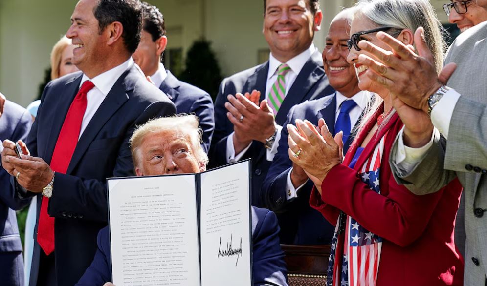 Donald Trump exhibe una orden ejecutiva durante una ceremonia en el Rose Garden de la Casa Blanca el 9 de julio de 2020 (REUTERS/Kevin Lamarque/Archivo)/Infobae.