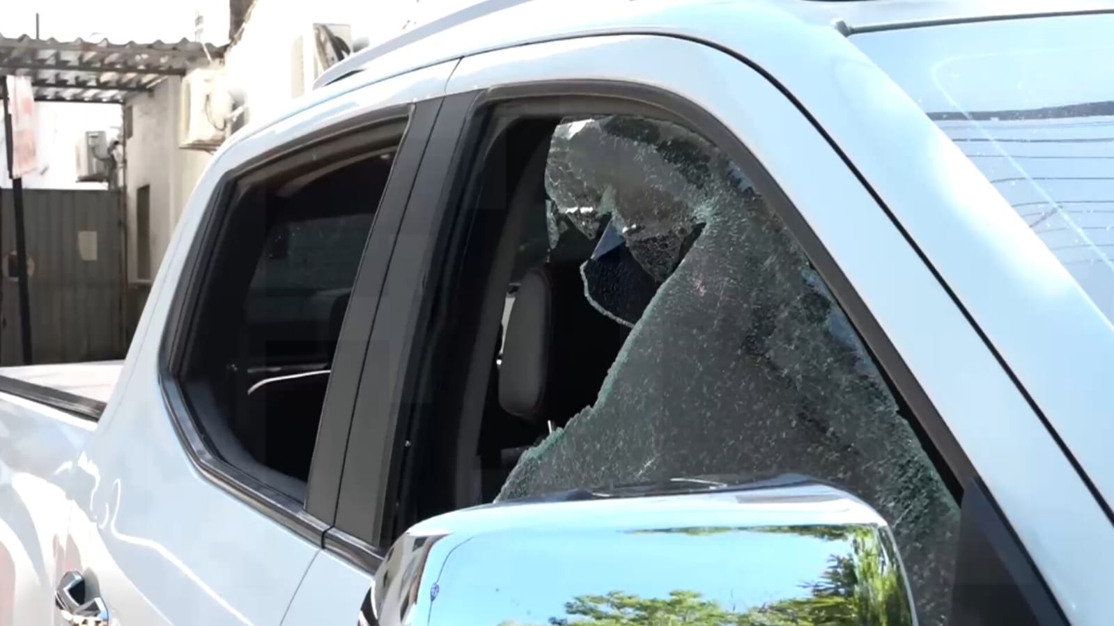 Camioneta con la que Víctor Manuel Maldonado Silva, hijo de Celso Maldonado, atropelló la barrera y a comerciantes en Luque. Foto: El Nacional. 