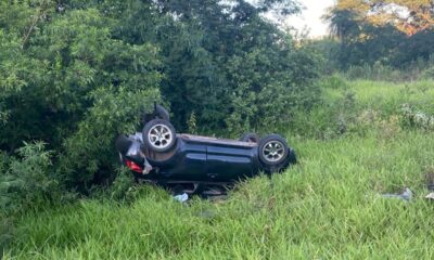 El accidente produjo el vuelco del vehículo. Foto: Sucesos Paraguay.