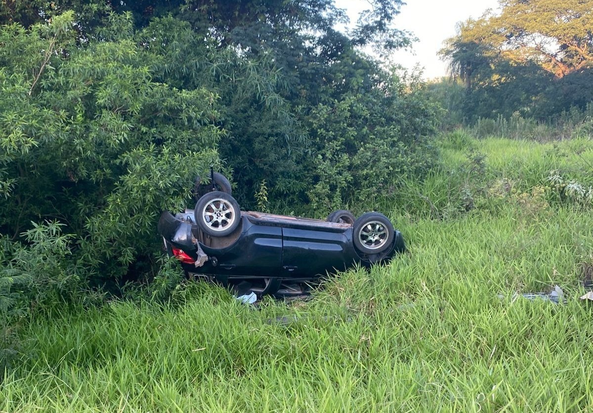 El accidente produjo el vuelco del vehículo. Foto: Sucesos Paraguay.