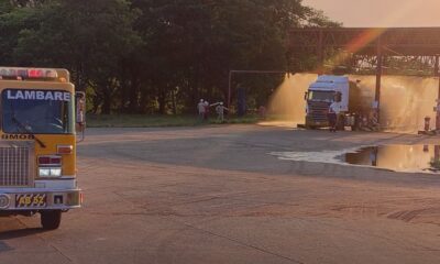 Trabajos de enfriamiento de los camiones. Foto: Bomberos K5.