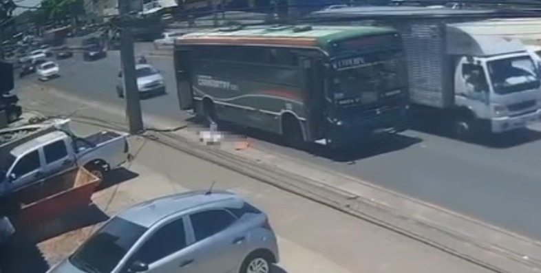 La mujer cayó del colectivo. Foto: Captura.