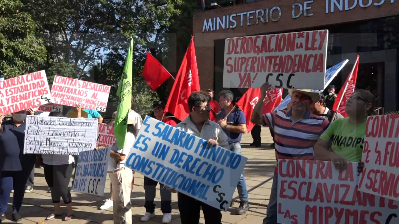 Manifestación frente al Ministerio de Industria y Comercio. Foto: El Nacional.