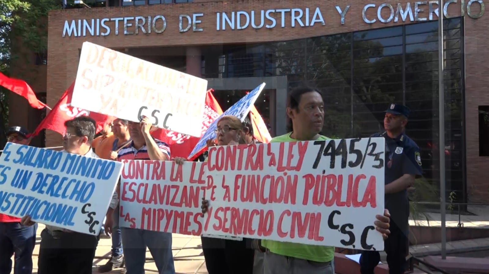 Manifestación frente al Ministerio de Industria y Comercio. Foto: El Nacional. 