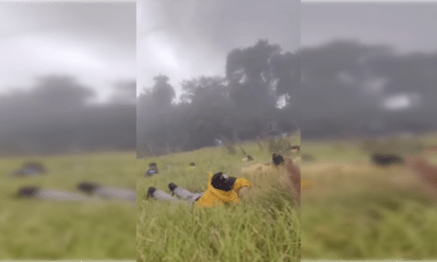 Bomberos voluntarios se protegieron del humo. Foto: Captura.