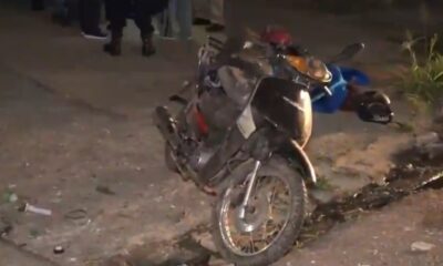 La mujer aceptó que la acerquen en motocicleta. Foto: Captura.