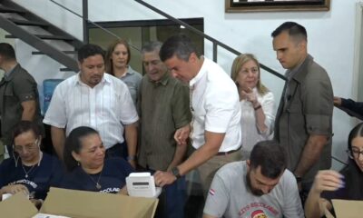 Santiago Peña verificando los kits escolares. Foto: El Nacional.