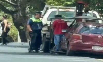 Momento en que los agentes recibieron la supuesta coima. Foto: Captura.