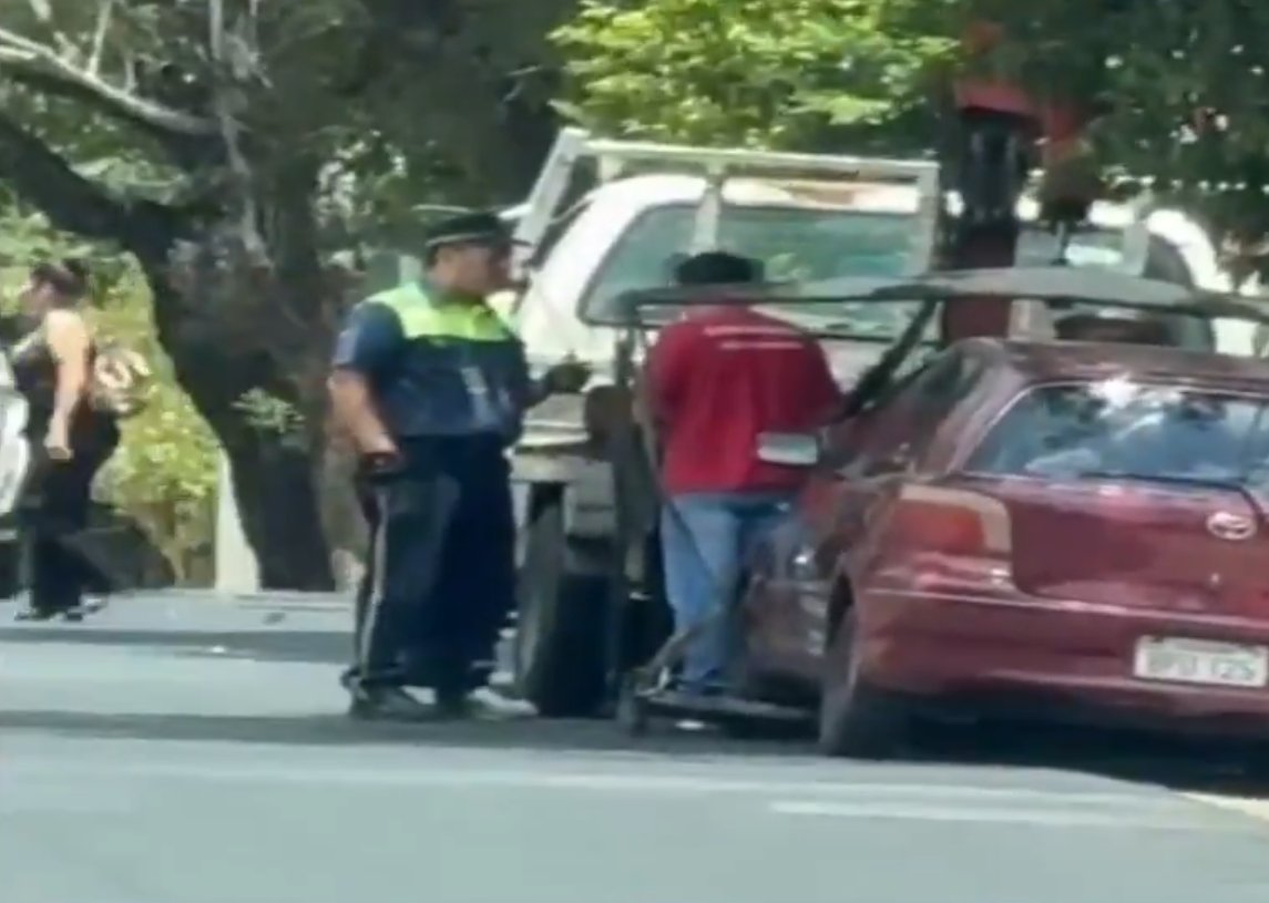 Momento en que los agentes recibieron la supuesta coima. Foto: Captura.