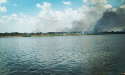 Personal de Lucha contra incendios del Comando de Infantería de Marina realiza tareas de extinción de focos de incendio registrados en la zona de playa banco San Miguel. Foto: Gentileza.