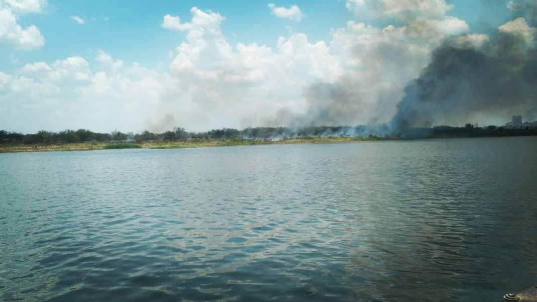 Personal de Lucha contra incendios del Comando de Infantería de Marina realiza tareas de extinción de focos de incendio registrados en la zona de playa banco San Miguel. Foto: Gentileza.