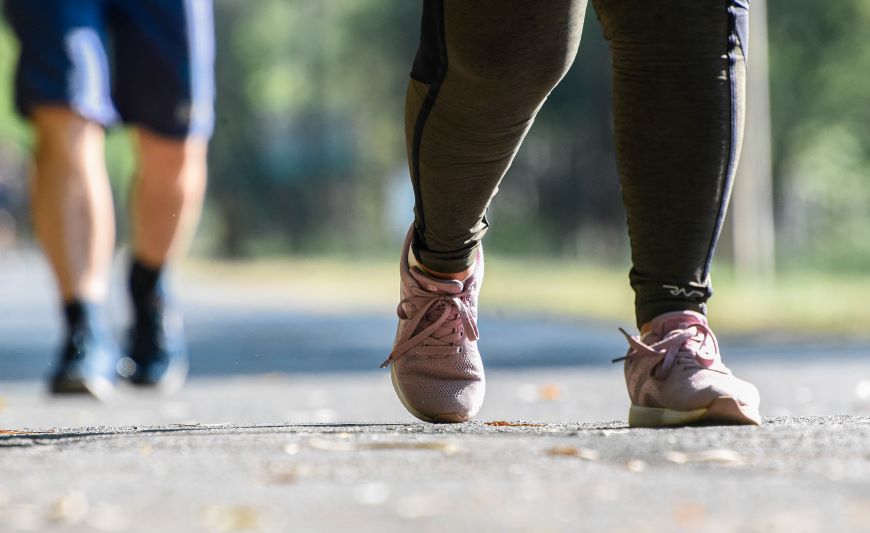 La caminata es un ejercicio de bajo impacto muy recomendable para mantenerse activo. Foto: Salud Pública.