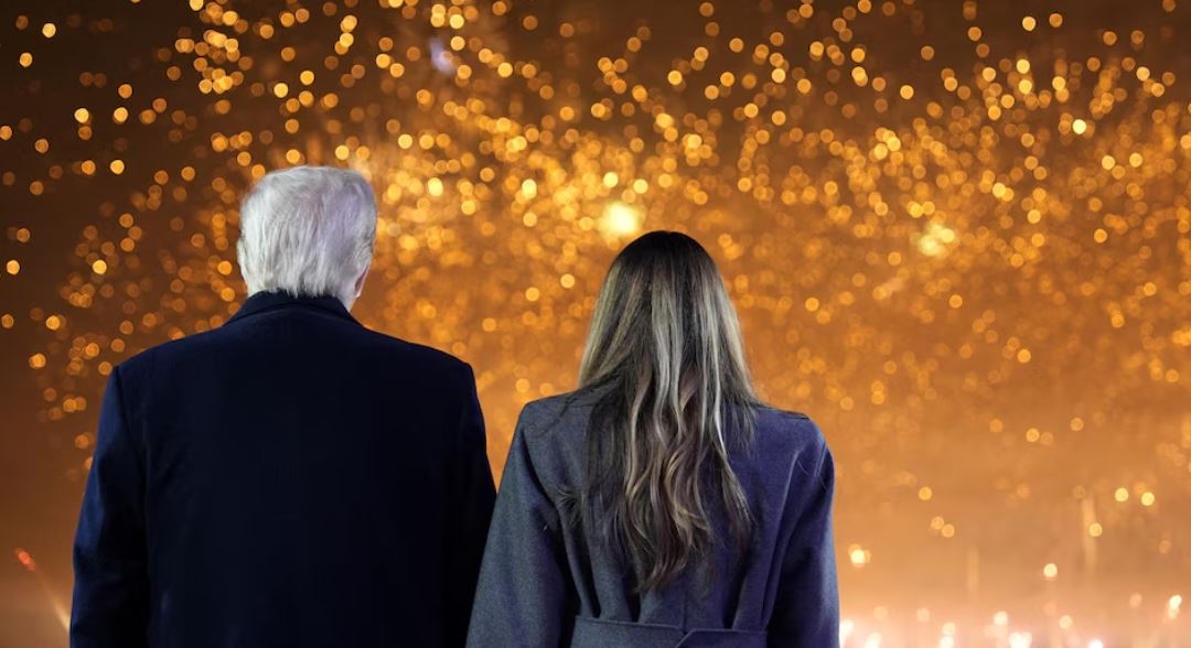 Trump y Melania fueron recibidos con fuegos artificiales en su llegada a Washington. (Alex Brandon/REUTERS)/Infobae.