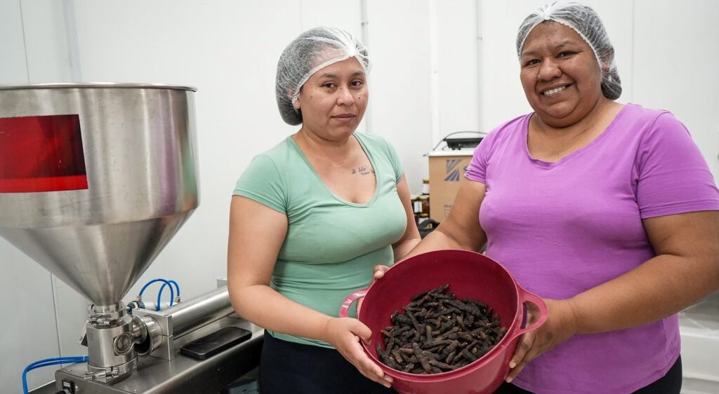 La empresa beneficia a unas 80 mujeres de las etnias Nivaclé y Guaraní Ñandeva. Foto: Gentileza.