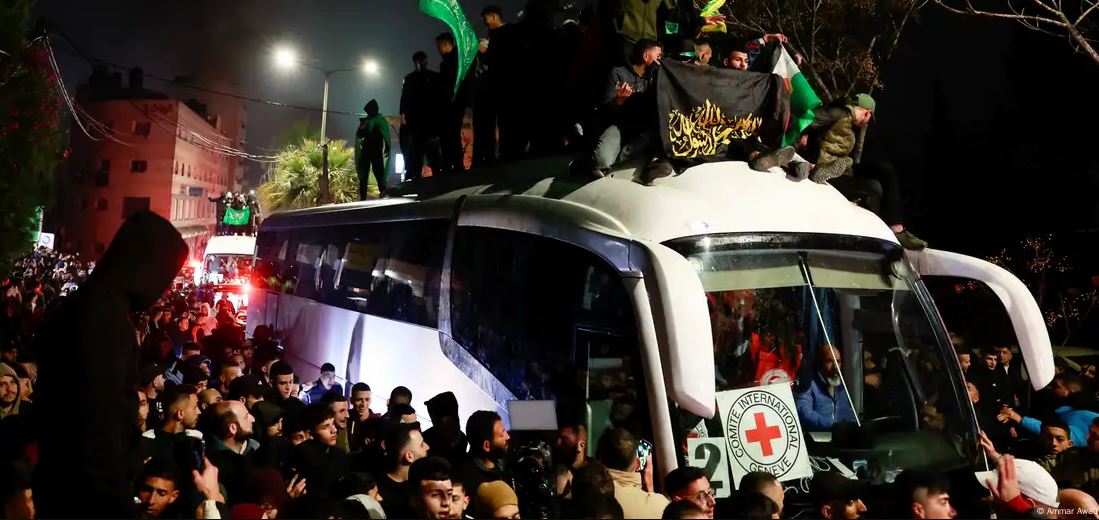 Multitudes celebraron en la Cisjordania ocupada, la excarcelación del grupo compuesto en su mayoría mujeres y menores. Foto: DW.