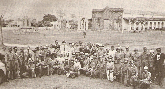 Grupo de soldados leales al gobierno durante la Revolución. Foto tomada en Itá el 22 de agosto de 1947 (Portal Guaraní)