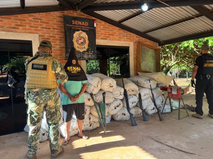 Durante el procedimiento se detuvo a una persona. Foto: IP Paraguay.