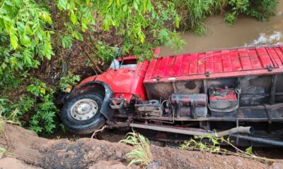 En estas condiciones quedó el camión tumba que volcó en un puente de Ypané. Foto: Bomberos Ypané.