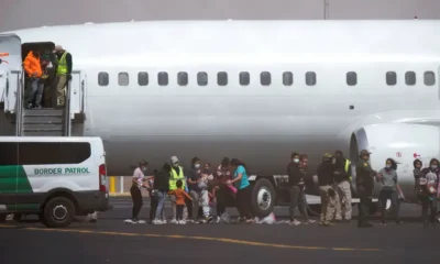 Deportados subiendo al avión escoltados por oficiales de la policía migratoria ICE. Foto: DW