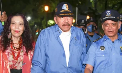 Daniel Ortega, flanqueado por Rosario Murillo y el jefe de la Policía, Francisco Díaz, juramentado para otros seis años en el cargo. Foto: DW